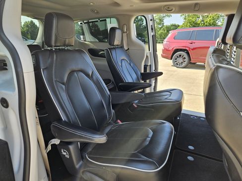 Used 2022 Chrysler Pacifica Limited FWD image 17