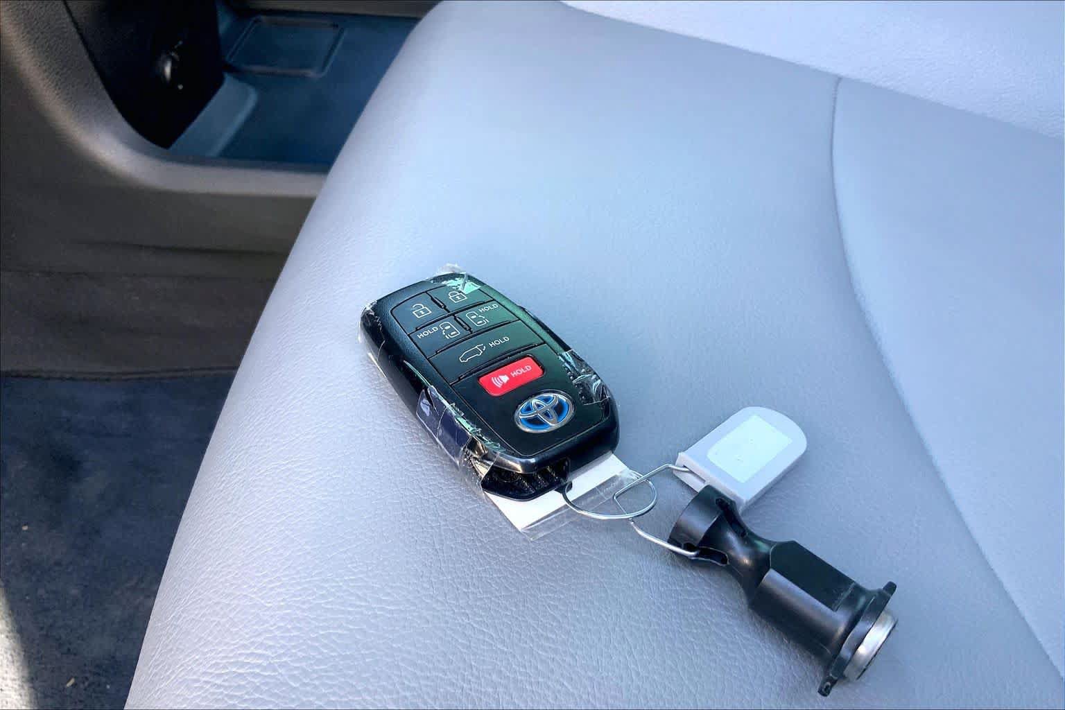 Used 2025 Toyota Sienna XLE FWD image 14