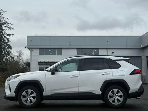 Used 2019 Toyota RAV4 LE image 2