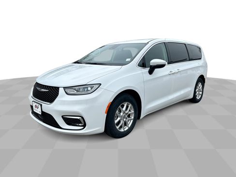 Used 2023 Chrysler Pacifica Touring-L image 5