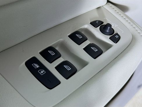 New 2026 Volvo XC60 T8 Ultra w/ Protection Package Premier image 18