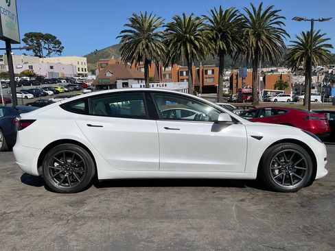 Used 2023 Tesla Model 3 Standard Range image 3
