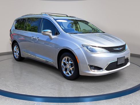 Used 2018 Chrysler Pacifica Limited FWD image 3
