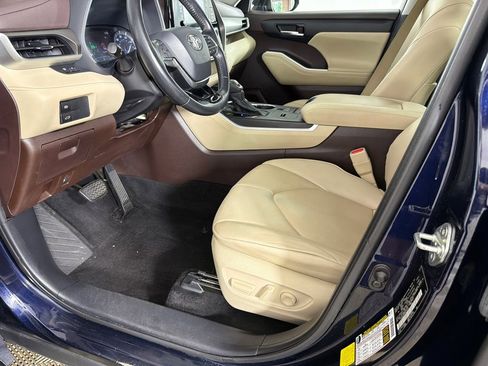 Used 2021 Toyota Highlander XLE image 10