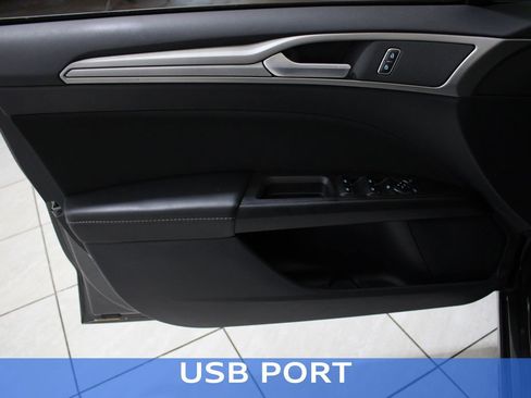 Certified 2020 Ford Fusion SE image 4