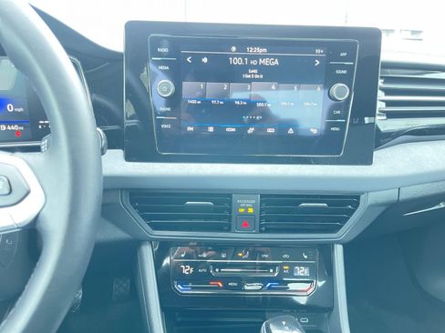 Used 2025 Volkswagen Jetta SE image 18