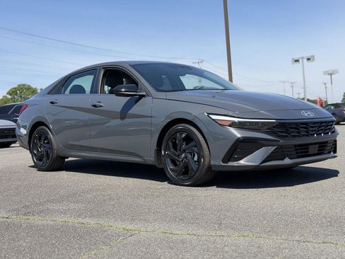 New 2026 Hyundai Elantra SEL Sport FWD image 2