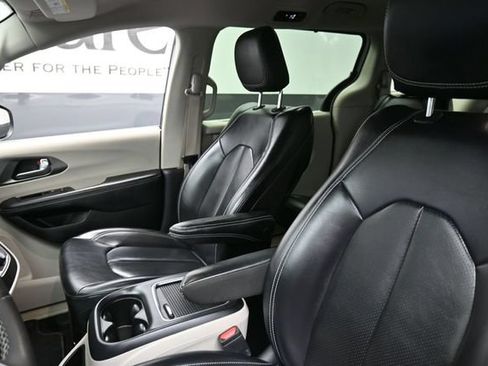 Used 2023 Chrysler Pacifica Touring-L FWD image 16
