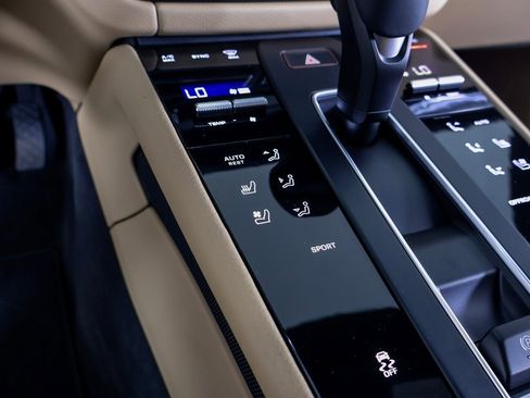 Used 2025 Porsche Macan image 18