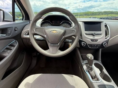 Used 2018 Chevrolet Cruze LS FWD image 8