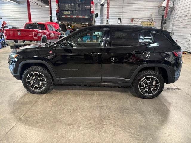 Certified 2025 Jeep Compass Trailhawk w/ Trailhawk Elite Group AWD/4WD image 39