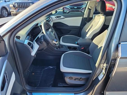 Certified 2025 Volkswagen Taos SE FWD image 16