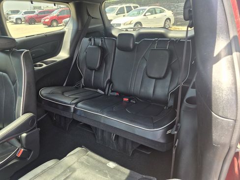 Used 2025 Chrysler Pacifica Limited FWD image 7