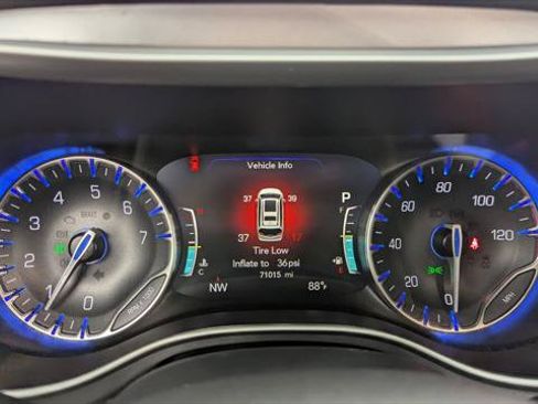 Used 2023 Chrysler Pacifica Touring FWD image 26