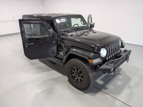 Used 2018 Jeep Wrangler Unlimited Sahara AWD/4WD image 14