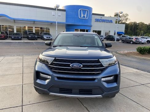Used 2020 Ford Explorer XLT w/ Equipment Group 202A AWD/4WD image 3