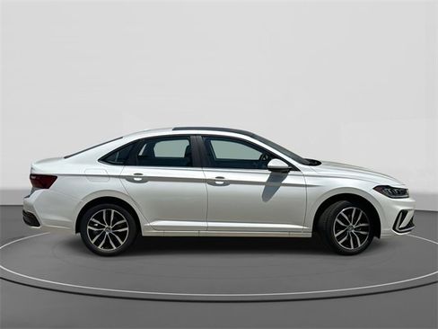 New 2025 Volkswagen Jetta SE image 3