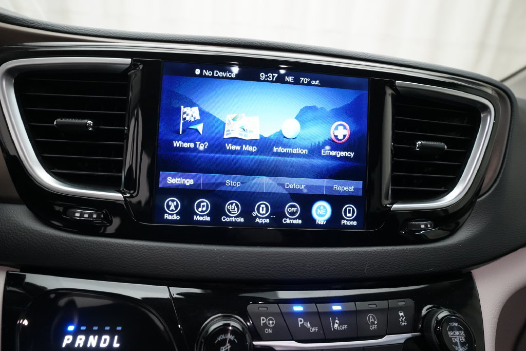 Used 2017 Chrysler Pacifica Touring-L Plus FWD image 6