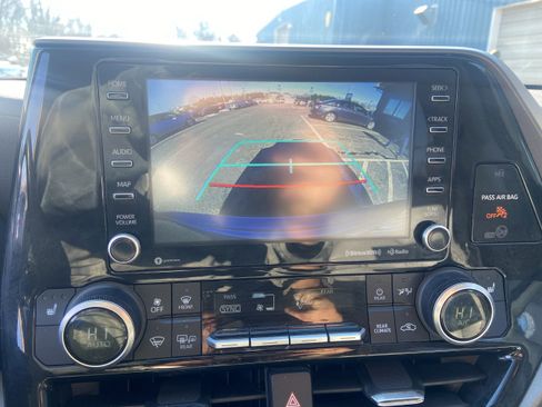 Used 2022 Toyota Highlander XLE image 24