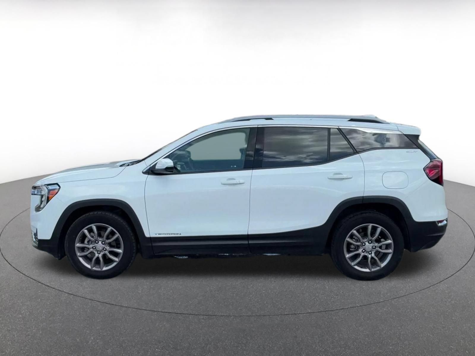 Used 2024 GMC Terrain SLT AWD/4WD image 8