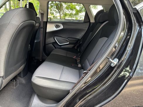 Used 2025 Kia Soul LX w/ LX Technology Package FWD image 23