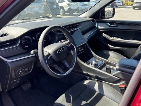 Used 2025 Jeep Grand Cherokee Altitude AWD/4WD image 14