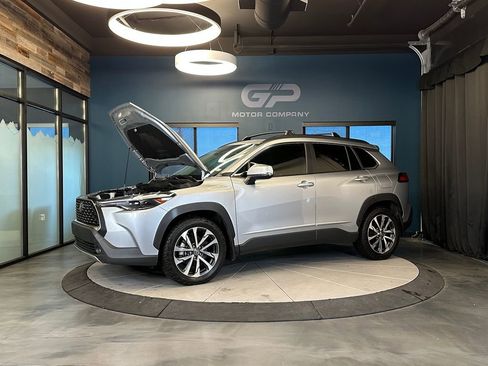 Used 2022 Toyota Corolla Cross XLE w/ Convenience Package image 24