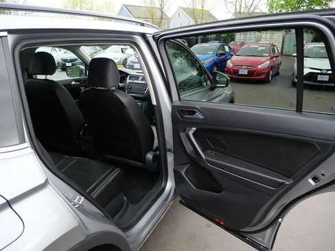 Used 2021 Volkswagen Tiguan SE w/ Panoramic Sunroof Package AWD/4WD image 33