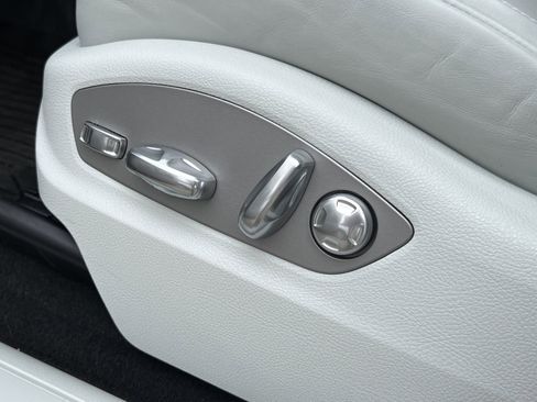 Certified 2025 Porsche Macan image 30