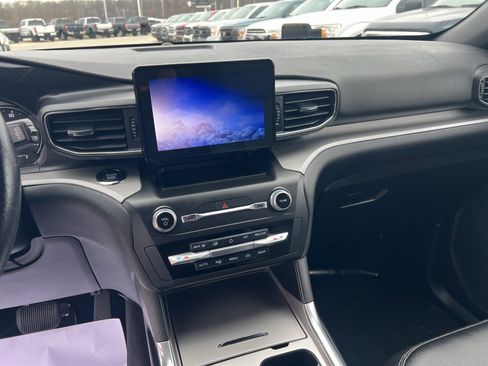 Used 2020 Ford Explorer XLT image 19