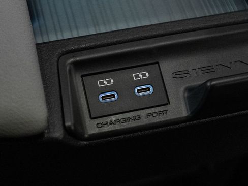 Used 2025 Toyota Sienna XLE image 33