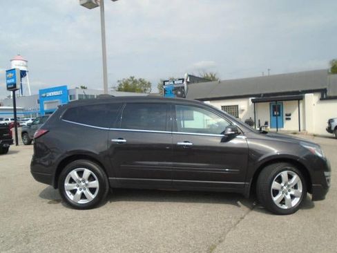 Used 2017 Chevrolet Traverse LT w/ Style and Technology Package image 5