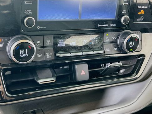 Used 2022 Toyota Highlander XLE AWD/4WD image 15