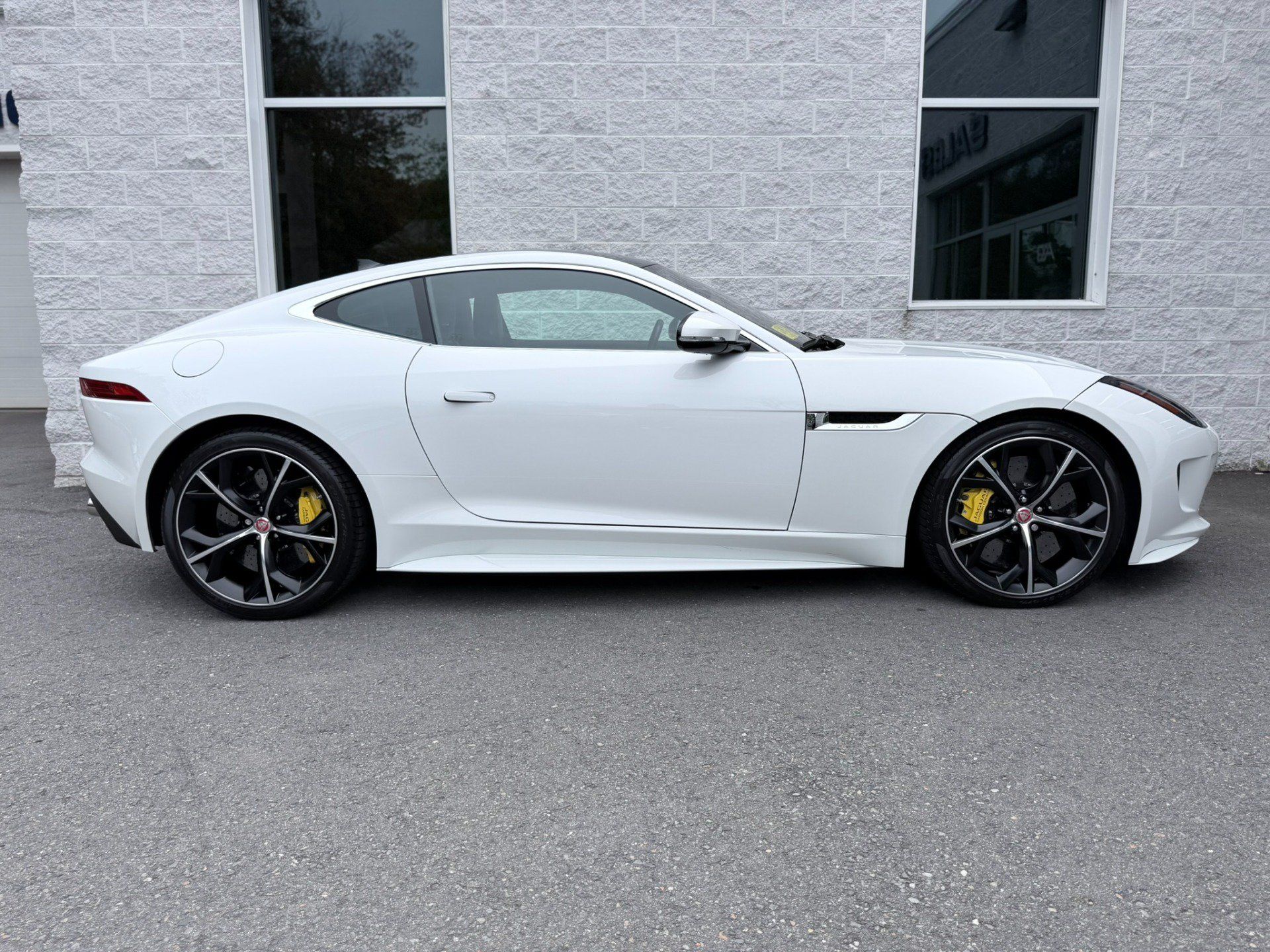 Used 2017 Jaguar F-TYPE R AWD/4WD image 31