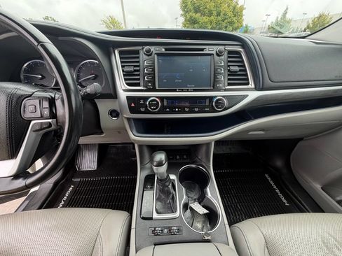 Used 2018 Toyota Highlander Limited AWD/4WD image 28