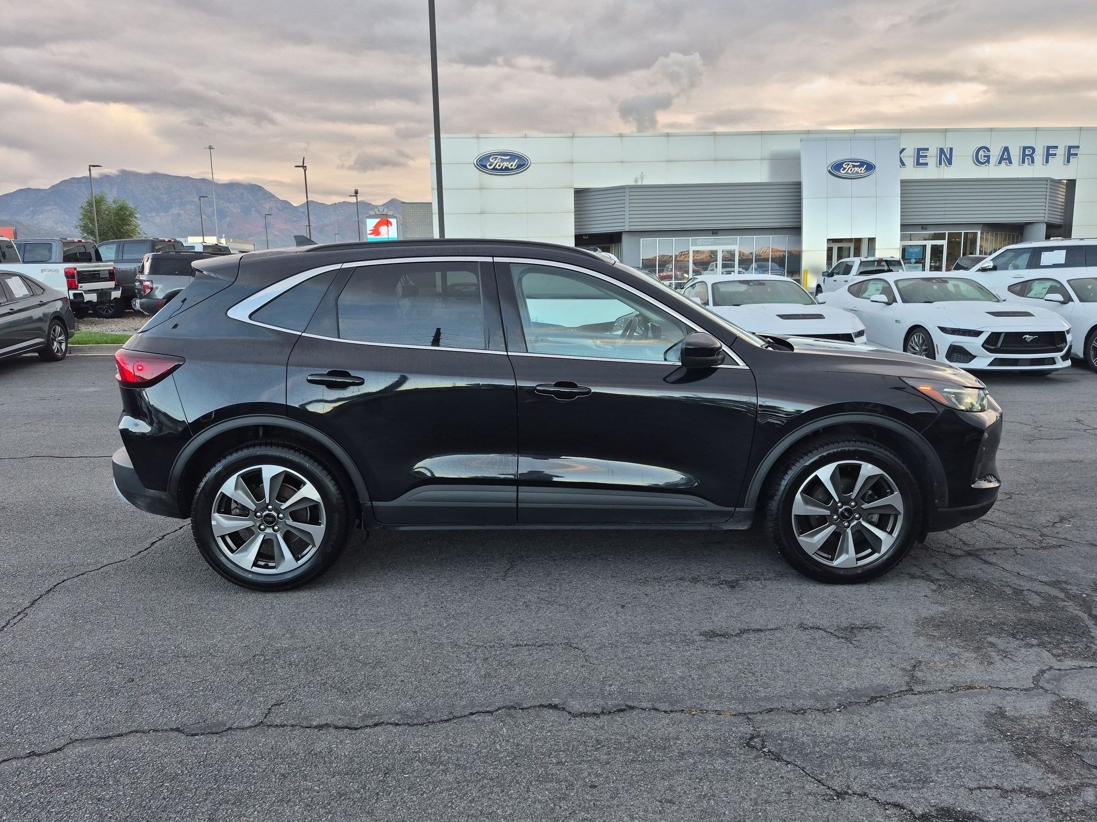 Used 2025 Ford Escape Platinum AWD/4WD image 2