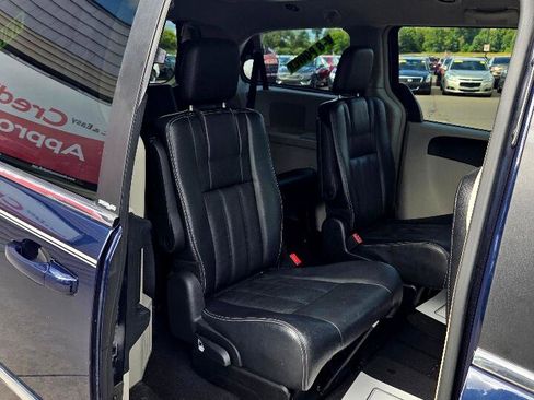 Used 2013 Chrysler Town & Country Touring image 12