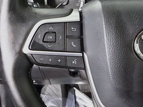 Used 2025 Toyota Highlander LE FWD image 14