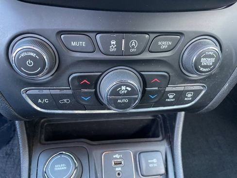 Used 2022 Jeep Cherokee Limited image 46