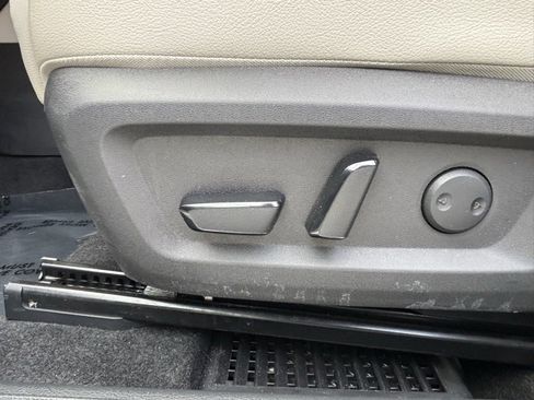 Used 2023 Nissan Rogue SL w/ SL Premium Package image 11