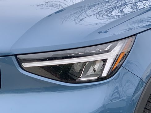 Used 2025 Volvo XC40 B5 Plus image 6