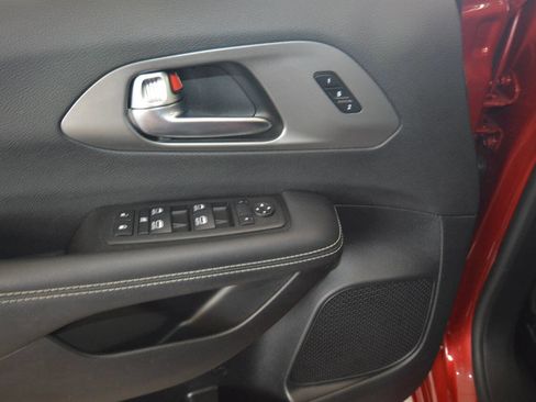 Used 2025 Chrysler Pacifica Select AWD/4WD image 29