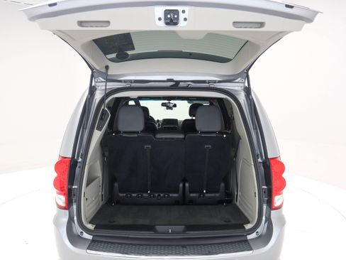 Used 2016 Dodge Grand Caravan SXT FWD image 12