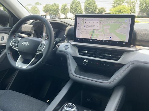 New 2026 Ford Explorer Active RWD image 3