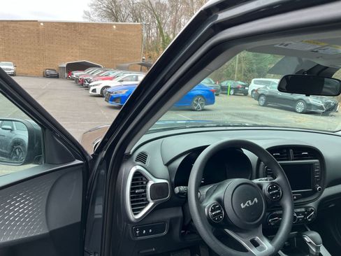 Used 2025 Kia Soul LX w/ LX Technology Package image 32