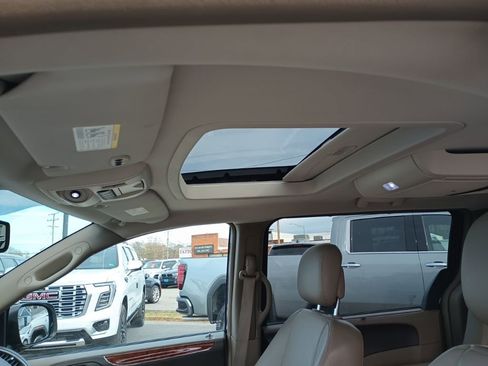 Used 2014 Chrysler Town & Country Touring-L w/ Driver Convenience Group image 14