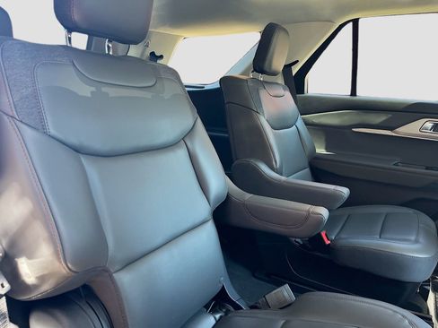 Used 2025 Ford Explorer Active w/ Active Comfort Package image 29