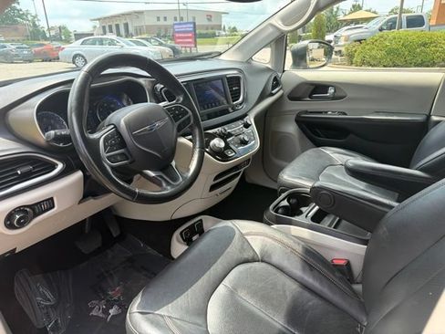 Used 2020 Chrysler Pacifica Touring-L FWD image 8