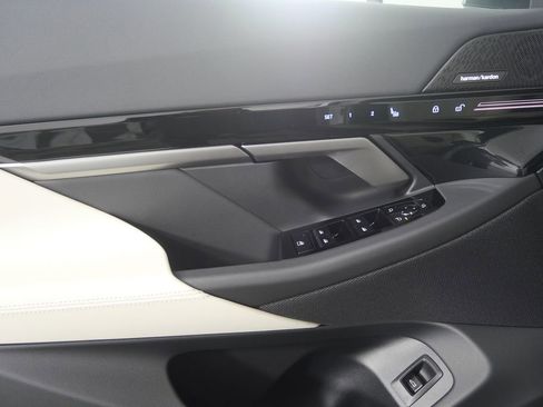 New 2026 BMW 530i xDrive w/ Premium Package image 9