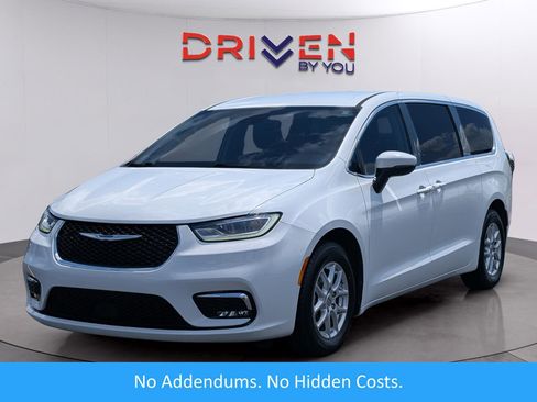 Used 2023 Chrysler Pacifica Touring-L w/ Uconnect Theater Family Group FWD image 1